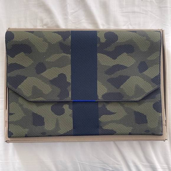🆕 Rothy's Sage Camo Portfolio *RETIRED PRINT/COLOR* - Picture 2 of 3